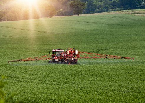 2024 08 14 Traktor Med Sprøjte På Mark Og I Solskin COLOURBOX 44445866