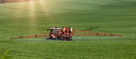 2024 08 14 Traktor Med Sprøjte På Mark Og I Solskin COLOURBOX 44445866