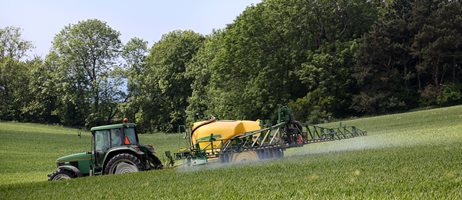 2024 09 25 Traktor Deutz På Mark Med Gul Sprøjte COLOURBOX4267466