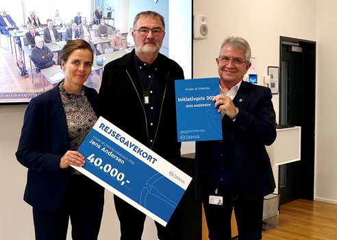 2025 01 15 Ellen Og Carsten Overrækker Initiativpris 2024 Til Jens Andersen Mads Volquartz