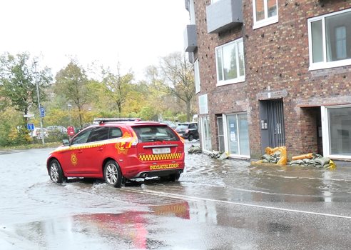 2025 01 23 Indsatslederbil Kører Gennem En Oversvømmet Gade COLOURBOX61930851