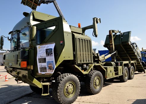 2025 01 Militær Lastbil I Grøn Camouflagefarve Med En Specialiseret Containerhåndteringsmekanisme COLOURBOX21266866