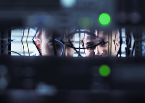 2025 04 23 To Personer Kigger Ud Gennem Kabler COLOURBOX9027866