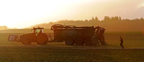 2025 05 01 Traktor Med Gyllevogn I Solnedgang Colourbox