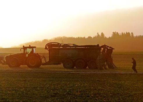 2025 05 01 Traktor Med Gyllevogn I Solnedgang Colourbox