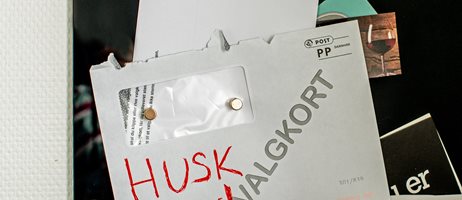 2025 09 09 Dansk Valgkort Fastgjort Til En Opslagstavle Med En Magnet COLOURBOX39312343