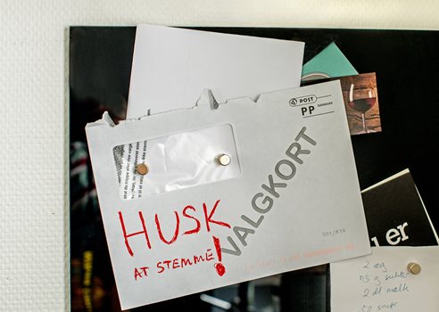 2025 09 09 Dansk Valgkort Fastgjort Til En Opslagstavle Med En Magnet COLOURBOX39312343