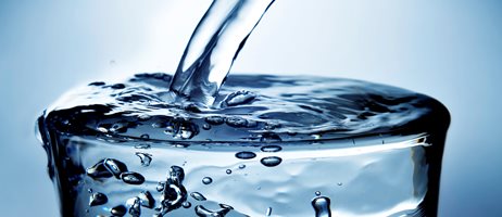 2025 09 09 Nærbillede Af Klart Vand Hældt I Et Glas COLOURBOX27790083