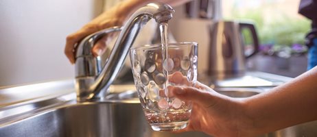 2025 Person Fylder Et Drikkeglas Med Klart Vand Fra Vandhanen Ved En Køkkenvask Adobe Stock