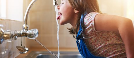 2026 02 26 Et Barn Drikker Vand Direkte Fra En Køkkenhane COLOURBOX61525022