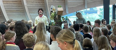 2026 06 10 Jonas Madsen Står Foran En Stor Gruppe Skoleelever Klimatorium
