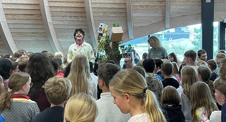 2026 06 10 Jonas Madsen Står Foran En Stor Gruppe Skoleelever Klimatorium