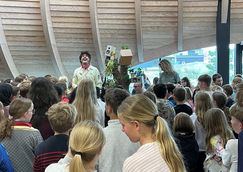 2026 06 10 Jonas Madsen Står Foran En Stor Gruppe Skoleelever Klimatorium
