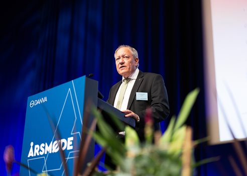 2026 15 06 Carl Emil Larsen På Talerstolen Ved Årsmødet Til Generalforsamling