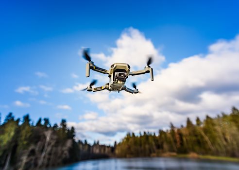 2026 09 23 Drone Flyver Over Et Vandreservoir Med Træer, Blå Himmel Og Hvide Skyer I Baggrunden COLOURBOX42552032