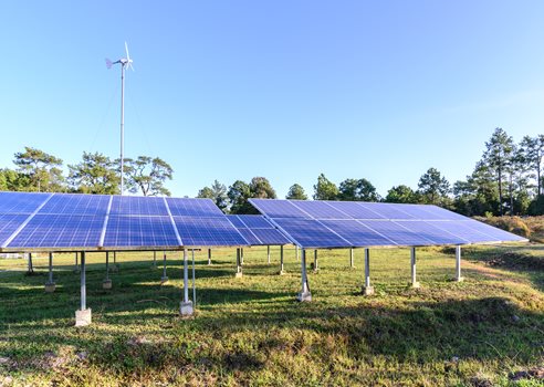 Vindmolle og solceller COLOURBOX17031283.jpg