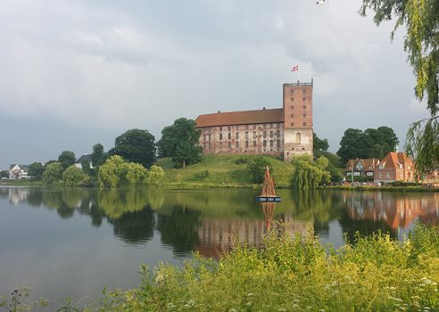 Koldinghus og slotssøen.jpg