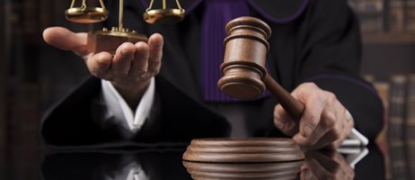 Dommer med vægt og hammerCOLOURBOX24118164.jpg