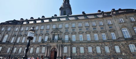 Christiansborg og borgere COLOURBOX6895769.JPG