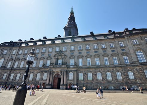Christiansborg og borgere COLOURBOX6895769.JPG