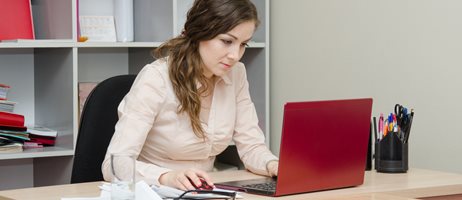 Kvinde arbejder ved PC COLOURBOX10912563.jpg