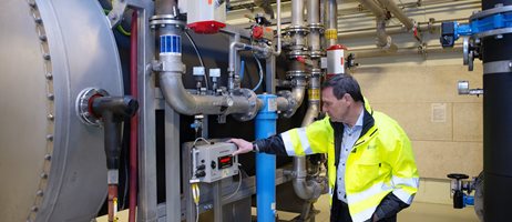 Hans-Martin Friis Møller ved ozonanlæg.jpg