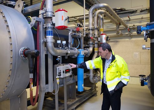 Hans-Martin Friis Møller ved ozonanlæg.jpg