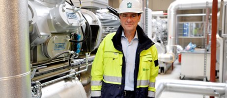 Hans-Martin Friis Møller ved varmepumpen.jpg