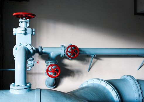 Blå vandrør med røde haner 1.jpg