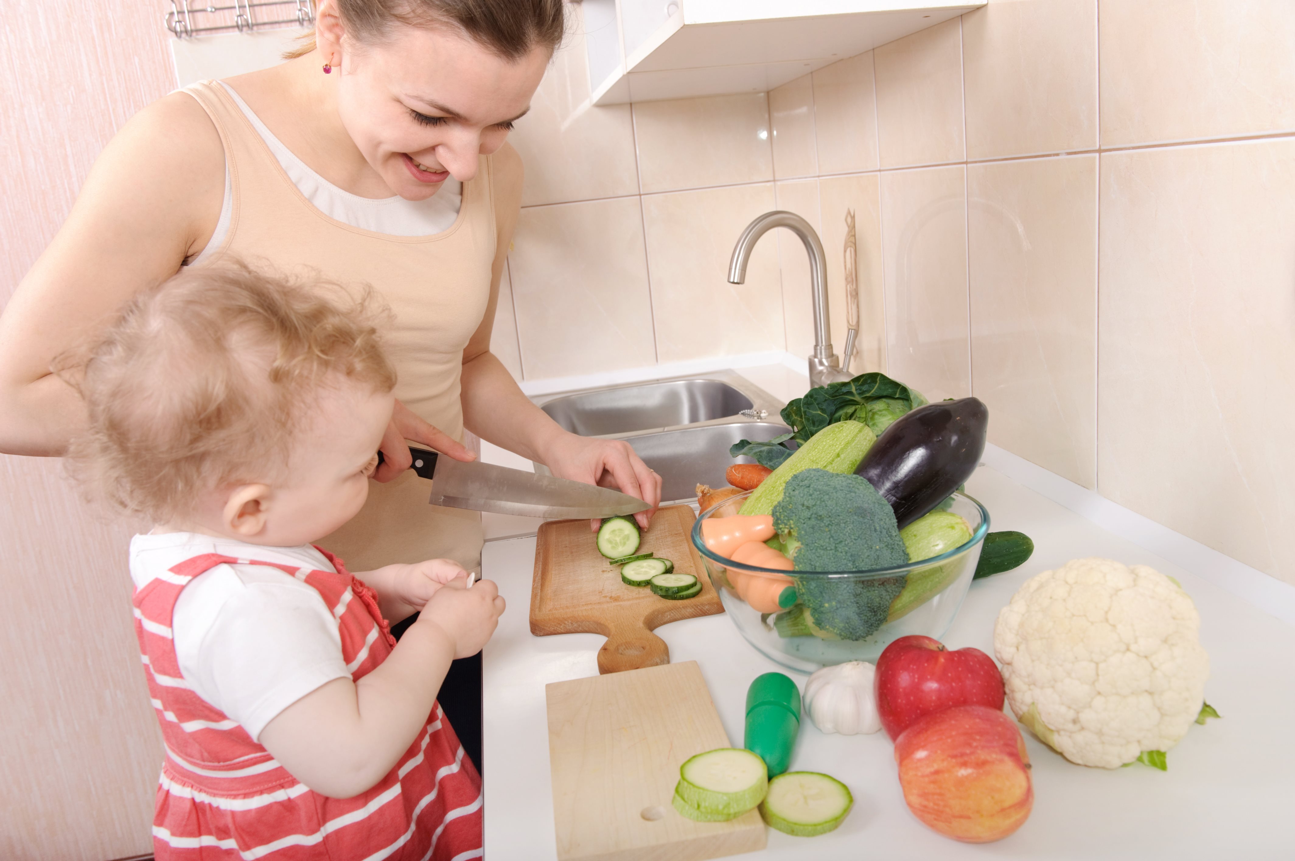 Mor Barn Ved Køkkenvask