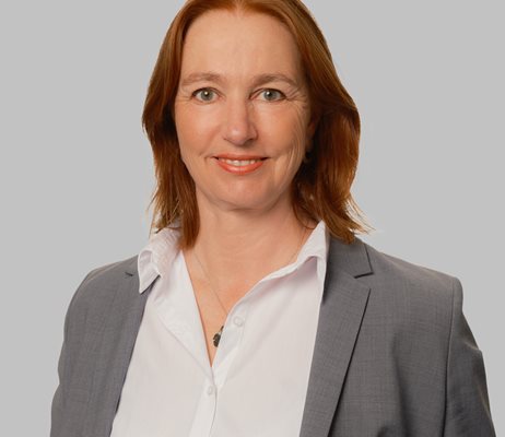 Miriam Grå Baggrund Web