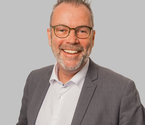 Peter Grå Baggrund Web