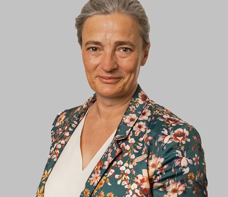 Dorte Grå Baggrund Web