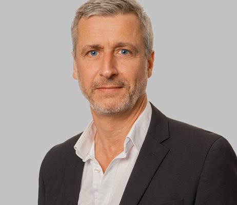 Lars F Grå Baggrund Web