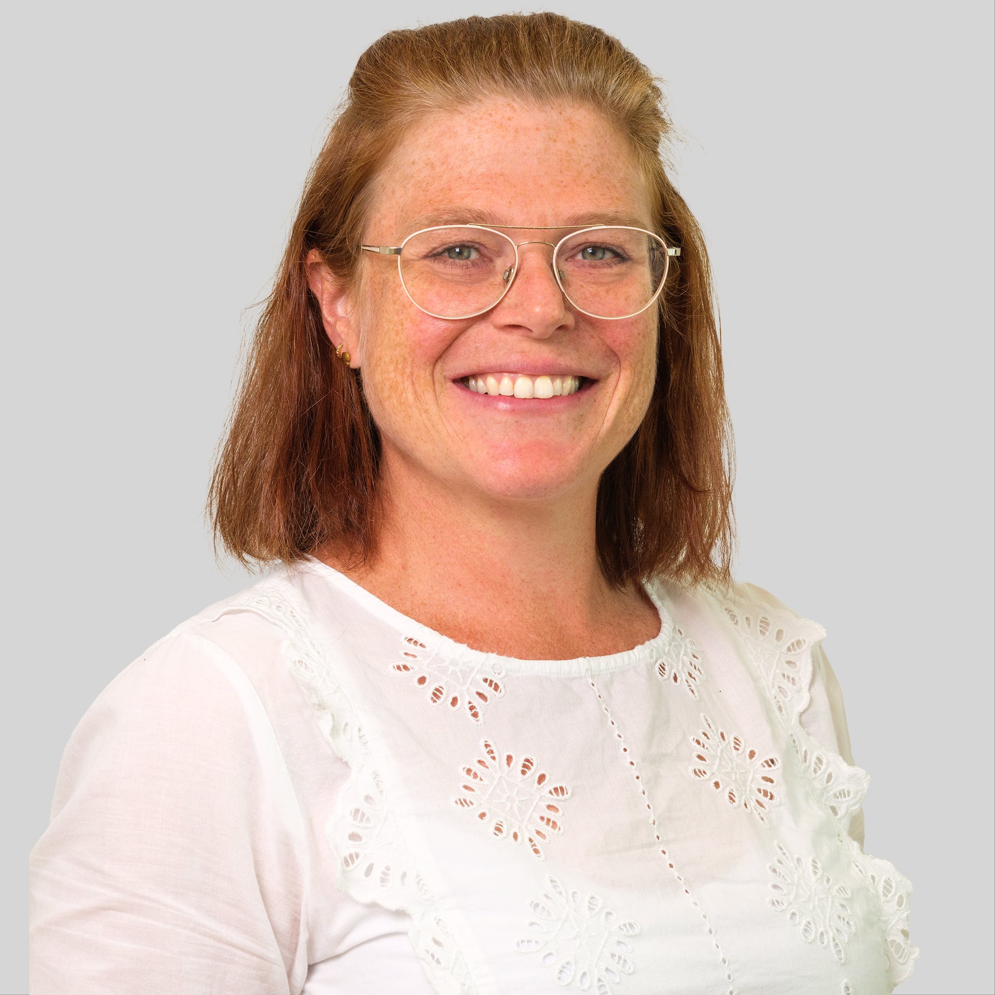 Malene B A Kvadrat Grå Baggrund Web